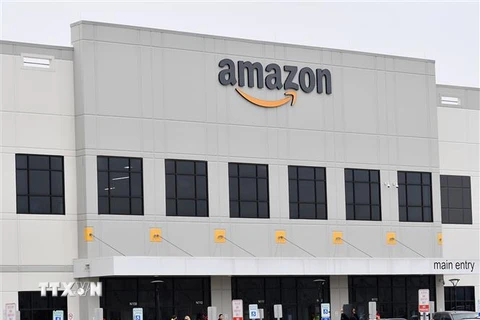Nhân viên của Amazon tham gia đình công đòi cải thiện điều kiện làm việc tại một chi nhánh của Amazon ở Đảo Staten, Mỹ, ngày 30/3/2020. (Nguồn: AFP/TTXVN) 