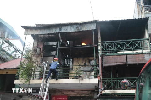 Hình ảnh vụ cháy căn nhà 2 tầng trên phố Hàng Ngang ở Hà Nội