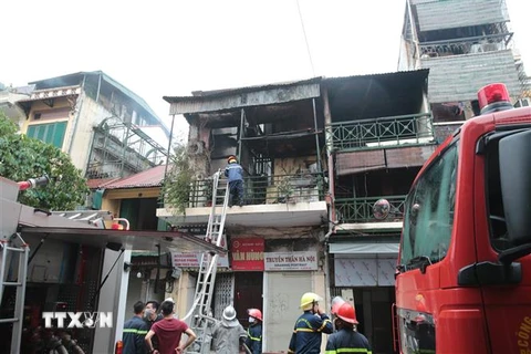 Đám cháy xảy ra tại số 47 phố Hàng Ngang. (Ảnh: Đức Thanh/TTXVN)