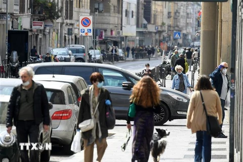 Người dân đeo khẩu trang nhằm ngăn chặn sự lây lan của dịch COVID-19 tại Milan, Italy ngày 18/4/2020. (Nguồn: THX/TTXVN) 