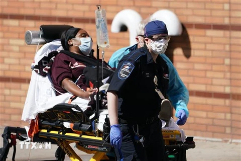 Nhân viên y tế chuyển bệnh nhân mắc COVID-19 vào một bệnh viện ở New York, Mỹ ngày 6/4/2020. (Nguồn: AFP/TTXVN) 