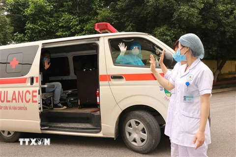 Các y, bác sỹ Bệnh viện Đa khoa tỉnh Bắc Ninh đưa bệnh nhân được công bố khỏi bệnh về nhà và tiếp tục bàn giao cho Trung tâm kiểm soát bệnh tật nơi bệnh nhân cư trú theo dõi. (Ảnh minh họa: Thái Hùng/TTXVN) 