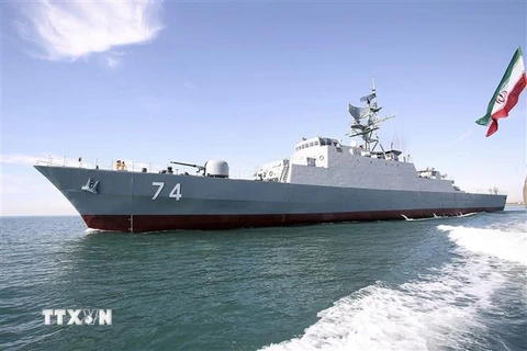 Tàu khu trục của Iran tại eo biển Hormuz. (Nguồn: AFP/TTXVN) 