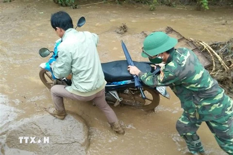 Bộ đội Biên phòng giúp người dân khắc phục hậu quả sau trận mưa đá kèm theo gió lốc ở Lai Châu. (Ảnh: Quý Trung/TTXVN) 