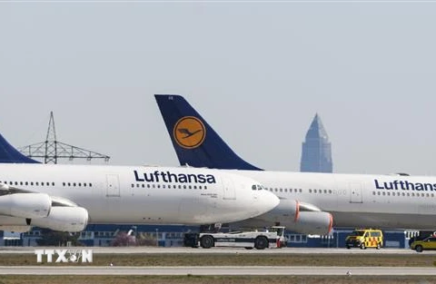 Máy bay của Hãng hàng không Lufthansa tại sân bay Frankfurt, Đức, ngày 23/3/2020. (Nguồn: AFP/TTXVN) 