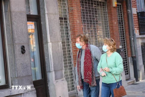 Người dân đeo khẩu trang phòng lây nhiễm COVID-19 ở Brussels, Bỉ ngày 7/4/2020. (Nguồn: THX/TTXVN) 