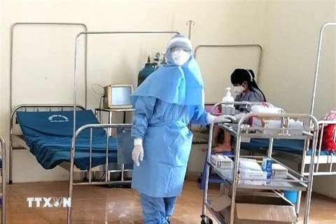 Điều trị cho bệnh nhân COVID-19 số 268 tại Khu cách ly Bệnh viện Đa khoa huyện Đồng Văn (Hà Giang). (Nguồn: TTXVN) 