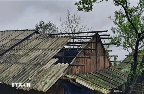 Nhà dân ở thôn Sử Pán, xã Bản Hồ, thị xã Sa Pa bị tốc mái do giông lốc. (Ảnh: Hương Thu/TTXVN) 