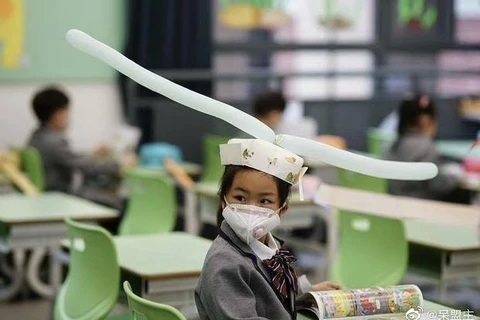 [Photo] Học sinh Trung Quốc đội mũ lạ đến trường để phòng COVID-19