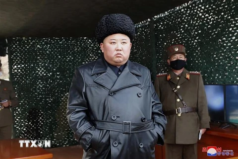 Nhà lãnh đạo Triều Tiên Kim Jong-un thị sát cuộc diễn tập pháo binh tầm xa của quân đội nước này ngày 2/3/2020. (Nguồn: Yonhap/TTXVN) 