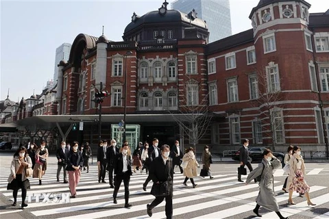 Người dân di chuyển trên đường phố tại Tokyo, Nhật Bản ngày 8/4/2020. (Nguồn: AFP/TTXVN) 