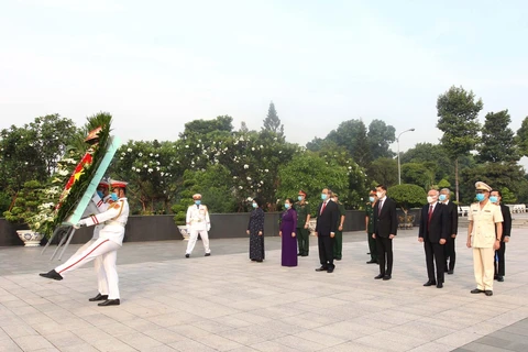 Ông Nguyễn Thiện Nhân cùng đoàn đại biểu Thành phố và Quân đoàn 4 viếng, đặt vòng hoa tại Nghĩa trang Liệt sĩ thành phố. (Ảnh: Thanh Vũ/TTXVN)