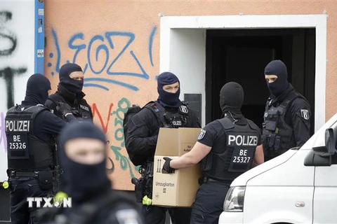 Cảnh sát khám xét một nhà thờ Hồi giáo bị tình nghi có liên hệ với phong trào Hezbollah ở Berlin, Đức,ngày 30/4/2020. (Nguồn: AFP/TTXVN) 