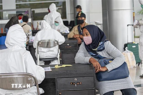 Hành khách khai báo y tế tại sân bay ở Palu, Indonesia, ngày 15/4/2020. (Nguồn: THX/TTXVN) 