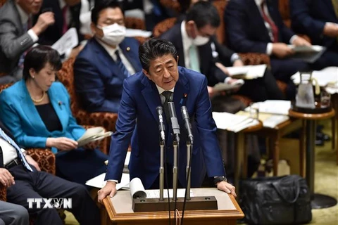 Thủ tướng Nhật Bản Shinzo Abe phát biểu trong phiên họp Ủy ban ngân sách Thượng viện ở Tokyo ngày 27/3/2020. (Nguồn: AFP/TTXVN) 