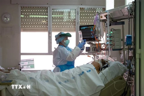 Nhân viên y tế chăm sóc bệnh nhân COVID-19 tại bệnh viện Principe de Asturias ở gần Madrid, Tây Ban Nha ngày 22/4/2020. (Nguồn: AFP/TTXVN) 
