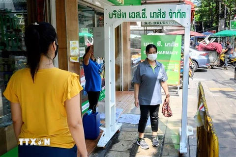 Người dân đeo khẩu trang phòng lây nhiễm COVID-19 tại Bangkok, Thái Lan, ngày 28/4/2020. (Nguồn: AFP/TTXVN) 