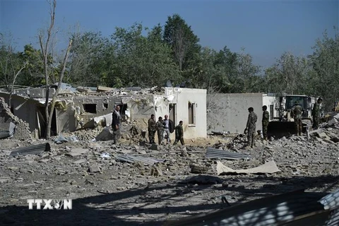 Nhân viên an ninh Afghanistan điều tra tại hiện trường một vụ đánh bom xe ở Kabul. (Nguồn: AFP/TTXVN) 