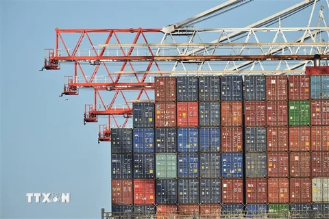 Hàng hóa xếp tại cảng ở Southampton, Anh. (Nguồn: AFP/TTXVN) 