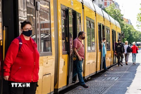 Hành khách đeo khẩu trang phòng lây nhiễm dịch COVID-19 khi lưu thông bằng xe điện ở Berlin, Đức ngày 27/4/2020. (Nguồn: THX/TTXVN) 