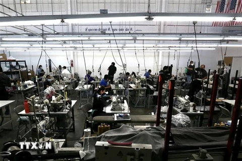Công nhân làm việc tại nhà máy ở Vernon, Los Angeles, California, Mỹ ngày 16/4/2020. (Nguồn: THX/TTXVN) 