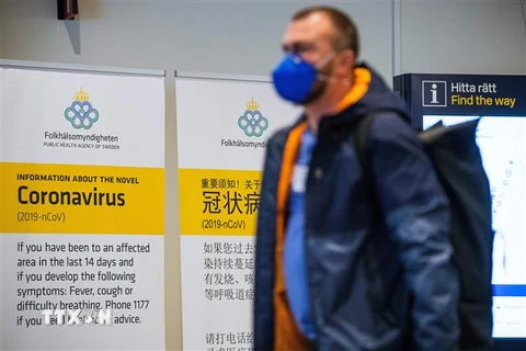 Hành khách đeo khẩu trang nhằm ngăn chặn sự lây lan của dịch COVID-19 tại sân bay Arlanda ở Stockholm, Thụy Điển ngày 5/3/2020. (Nguồn: AFP/TTXVN) 