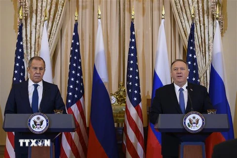 Ngoại trưởng Nga Sergey Lavrov (trái) và người đồng cấp Mỹ Mike Pompeo (phải) tại cuộc họp báo ở Washington, DC ngày 10/12/2019. (Nguồn: AFP/TTXVN) 
