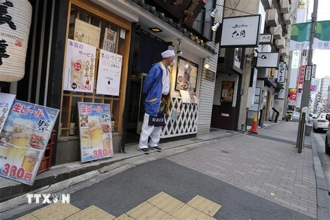 Các nhà hàng vắng khách trong bối cảnh dịch COVID-19 bùng phát tại Tokyo, Nhật Bản ngày 15/4/2020. (Nguồn: AFP/TTXVN) 