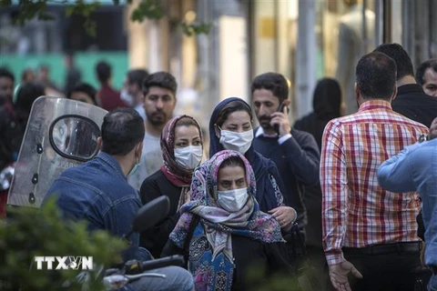 Người dân đeo khẩu trang phòng lây nhiễm COVID-19 tại Tehran, Iran ngày 29/4/2020. (Nguồn: THX/TTXVN) 