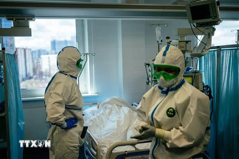 Nhân viên y tế điều trị cho bệnh nhân nhiễm COVID-19 tại bệnh viện K+31 ở Moskva, Nga ngày 20/4/2020. (Nguồn: AFP/TTXVN) 