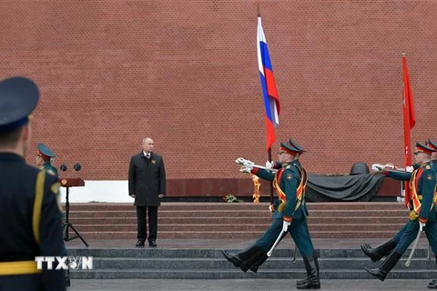 Tổng thống Nga Vladimir Putin (giữa, phía xa) tại lễ đặt hoa tưởng niệm trên Mộ Chiến sỹ vô danh nhân kỷ niệm 75 năm Ngày Chiến thắng phátxít ở thủ đô Moskva, ngày 9/5/2020. (Nguồn: AFP/TTXVN) 