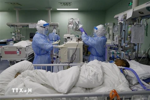 Nhân viên y tế chăm sóc bệnh nhân COVID-19 tại bệnh viện ở Hồ Bắc, Trung Quốc. (Nguồn: THX/TTXVN) 