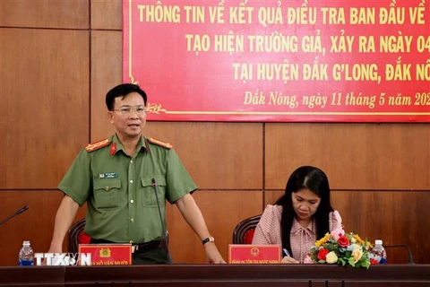 Đại tá Hồ Văn Mười, Giám đốc Công an tỉnh Đắk Nông, thông tin tại buổi họp báo. (Ảnh: Ngọc Minh/TTXVN) 