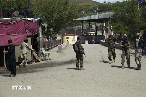 Lực lượng an ninh Afghanistan triển khai tại hiện trường một vụ đánh bom liều chết. (Nguồn: THX/TTXVN) 