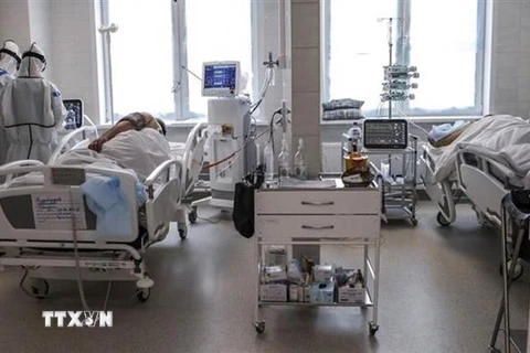 Nhân viên y tế điều trị cho bệnh nhân nhiễm COVID-19 tại một bệnh viện ở Moskva, Nga ngày 2/5/2020. (Nguồn: Moscow News Agency/TTXVN) 