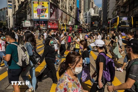Người dân đeo khẩu trang phòng lây nhiễm COVID-19 trên đường phố tại Hong Kong, Trung Quốc ngày 1/5/2020. (Nguồn: AFP/TTXVN) 