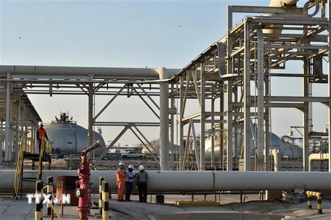 Công nhân làm việc tại nhà máy lọc dầu Abqaiq của Aramco ở Saudi Arabia. (Nguồn: AFP/TTXVN) 