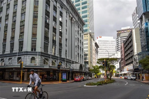 Người dân di chuyển trên đường phố tại Wellington, New Zealand ngày 4/5/2020. (Nguồn: THX/TTXVN) 