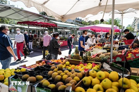 Người dân mua sắm tại một khu chợ ngoài trời ở Nice, Pháp, ngày 12/5/2020. (Nguồn: THX/TTXVN) 