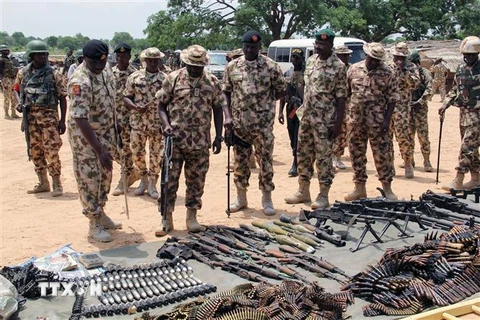 Binh sỹ kiểm tra số vũ khí đạn dược thu giữ từ phiến quân Boko Haram trong chiến dịch quân sự tại Goniri, bang Yobe, Đông Bắc Nigeria. (Nguồn: AFP/TTXVN) 