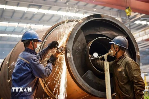 Công nhân làm việc tại một nhà máy sản xuất xe ôtô tải ở tỉnh Hà Bắc, Trung Quốc, ngày 12/5/2020. (Nguồn: AFP/TTXVN) 