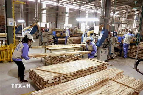 Sản xuất sản phẩm đồ gỗ xuất khẩu sang thị trường EU của Công ty CP WOODSLAND Tuyên Quang. (Ảnh: Vũ Sinh/TTXVN) 