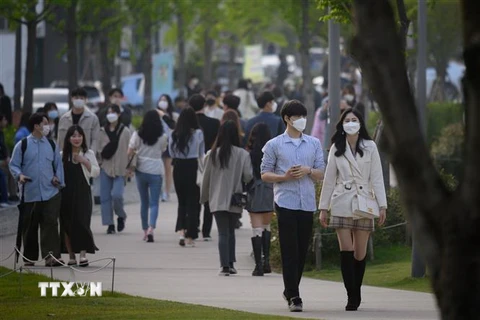 Người dân đeo khẩu trang phòng dịch COVID-19 tại Seoul, Hàn Quốc ngày 11/5/2020. (Nguồn: AFP/TTXVN)