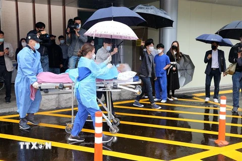 Nhân viên y tế chuyển bệnh nhân mắc COVID-19 đã được chữa khỏi tại một bệnh viện ở Seoul, Hàn Quốc ngày 15/5/2020. (Nguồn: Yonhap/TTXVN) 
