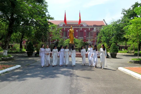 Bức tượng cậu học trò Nguyễn Tất Thành được đặt ở vị trí trang trọng nhất giữa sân trường. (Ảnh: Tường Vi/TTXVN) 