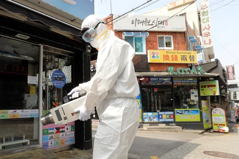 Phun thuốc khử trùng tại khu phố Itaewon. (Nguồn: Yonhap/Reuters) 