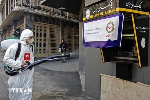 Phun thuốc khử trùng nhằm ngăn chặn sự lây lan của dịch COVID-19 tại Tehran, Iran ngày 5/3/2020. (Nguồn: AFP/TTXVN) 