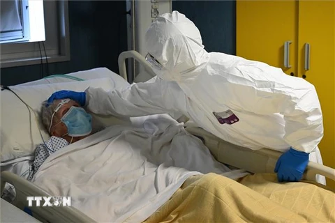 Nhân viên y tế chăm sóc bệnh nhân mắc COVID-19 tại một bệnh viện ở Rome, Italy ngày 20/4/2020. (Nguồn: AFP/TTXVN) 