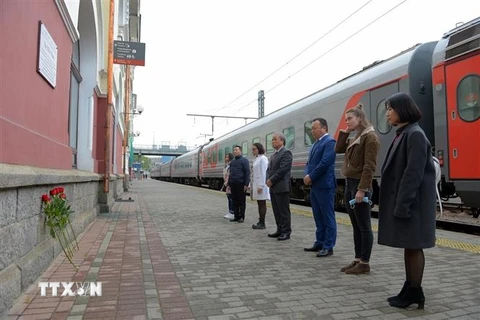 Tổng lãnh sự Nguyễn Hoàng Việt và đoàn đặt hoa tại nơi gắn Bia đá kỷ niệm ba lần Chủ tịch Hồ Chí Minh đến Vladivostok. (Ảnh: Nguyễn Anh Nam/TTXVN) 