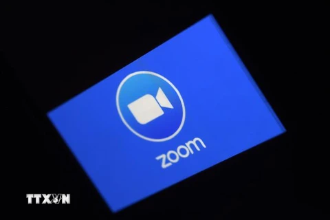 Biểu tượng ứng dụng họp trực tuyến Zoom trên màn hình điện thoại di động. (Nguồn: AFP/TTXVN) 